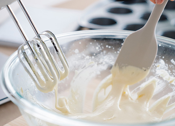 机械有三种搅拌转速，并配有钢丝搅蛋器，拍形搅拌器及螺旋和面器