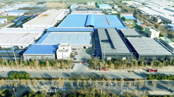 河南熙顺节能科技有限公司，地处郑州市高新技术开发区国家863中部软件园，公司现有标准化厂房&nbsp;3000m&sup2;, &nbsp;&nbsp;是一家集高新技术研发、设计咨询和技术服务于一体的创新型节能服务企业，公司前身为原中国兵器工&nbsp;业集团五一O 三厂下属单位，公司设有研发部、市场部、生产部、经营部等多个职能部门，构筑了以技术、市场、服&nbsp;务为支撑的运营体系，充分发挥企业在节能环保和创新应用等领域的影响力和带动作用。
公司现有员工80余人，其中研究生、本科学历占比超过20%,大专学历占比超过35%,涉及电气、机械、热控、&nbsp;化学等多个专业，致力于为用户提供以智能和安全为核心的服务方案，现有实用新型专利十余项，涉及设备、技&nbsp;&nbsp;术、控制系统等方面。公司通过与苏州热工院、润电能源科学技术有限公司等科研单位以及国电龙源、湖南火电一&nbsp;&nbsp;公司、广东火电一公司等建设单位之间的战略合作，来提升客户的运营效益、抗风险能力、管理水平及盈利能力。&nbsp;公司在产品研发和设备制造方面有非常深厚的技术积累，为设备研发、制造、检修以及工业化学清洗领域提供了&nbsp;&nbsp;技术支撑。