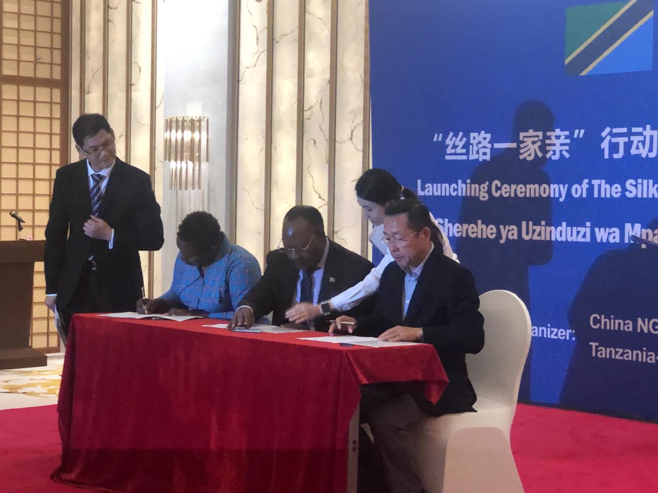 中非友谊永不落幕