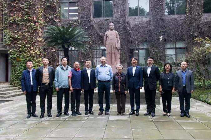 大鸾翔宇慈善基金会会长周秉德女士到访重庆南开中学