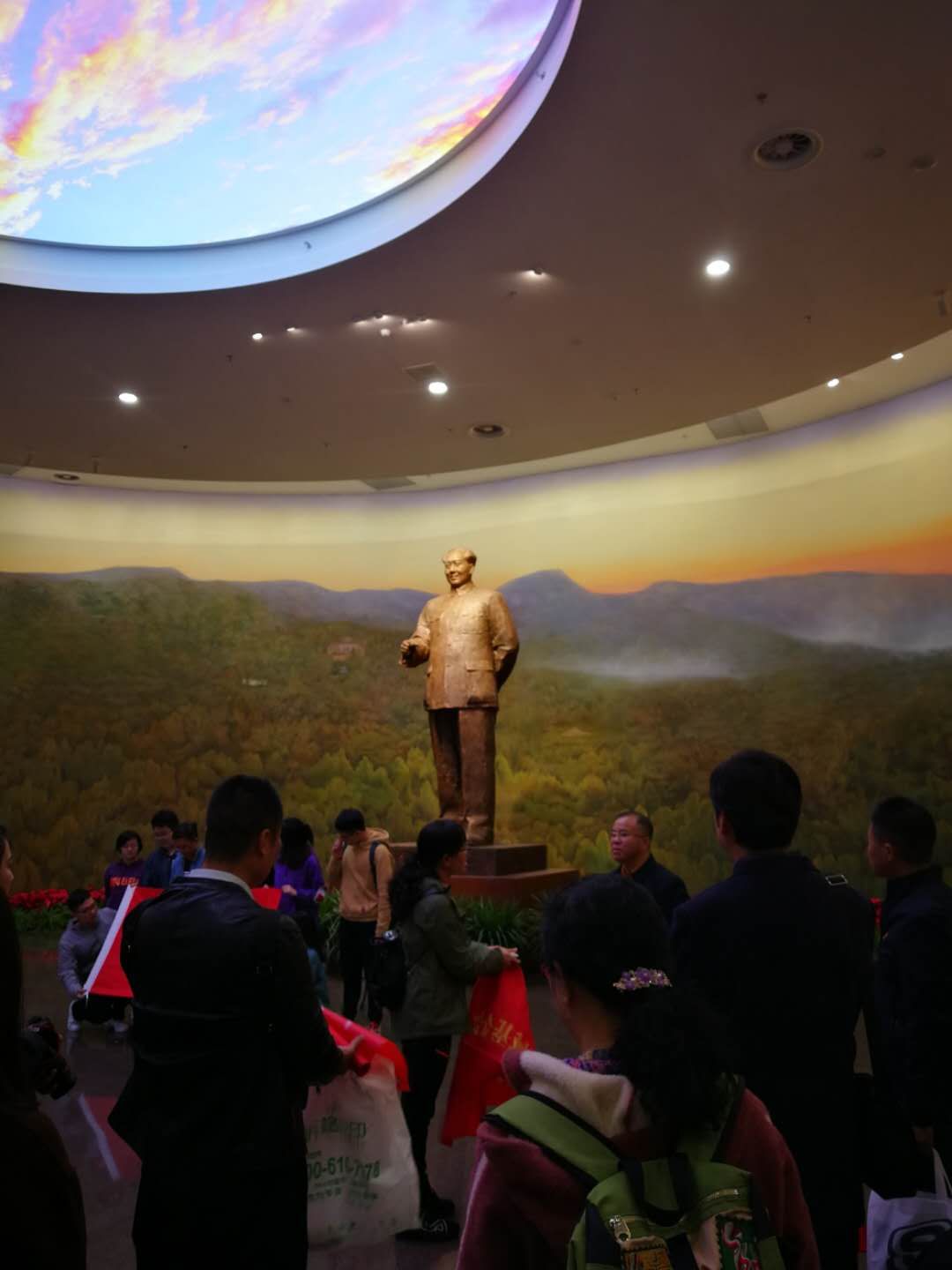 参观香山革命纪念馆，洗练初心担使命