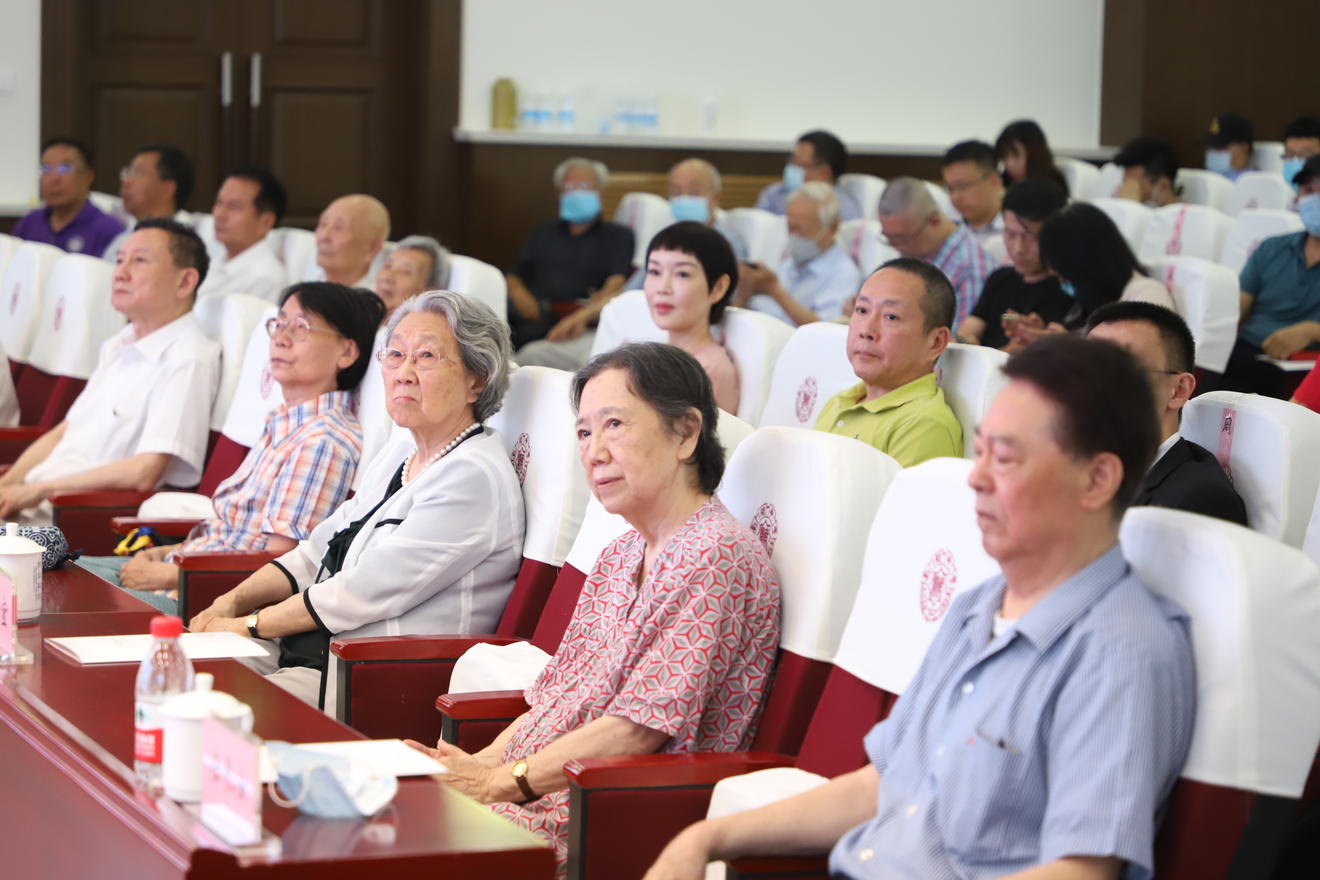 “海棠绽放 纸短情长——周恩来邓颖超书信图片展”8月8日在线发布