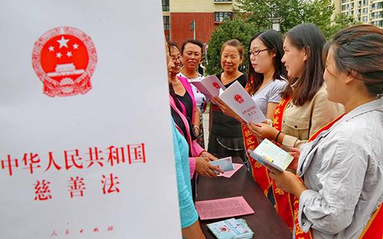 《慈善法》实施一周年大咖谈：周秉德呼吁人人