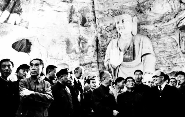 周恩来：德护云冈万佛身