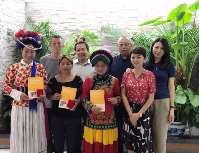 “大凉山助学行动”受助少数民族贫困学生代表