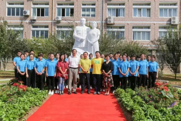 海棠依旧溢芬芳：周恩来邓颖超双人塑像揭幕式