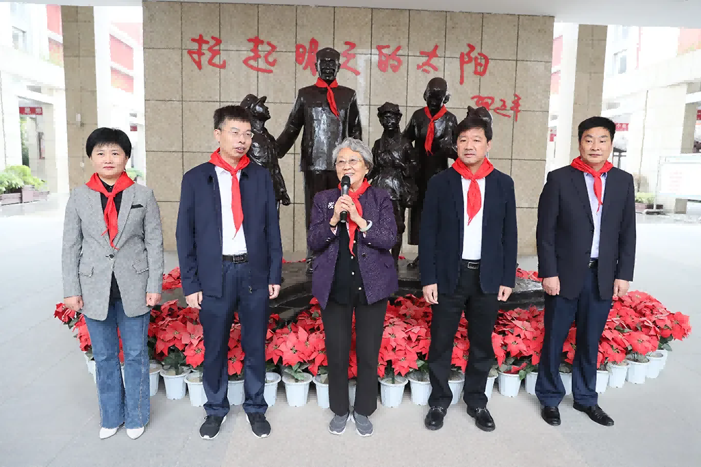 共庆少先队建队，揭幕“立德树人”石刻--周秉德会长江苏行