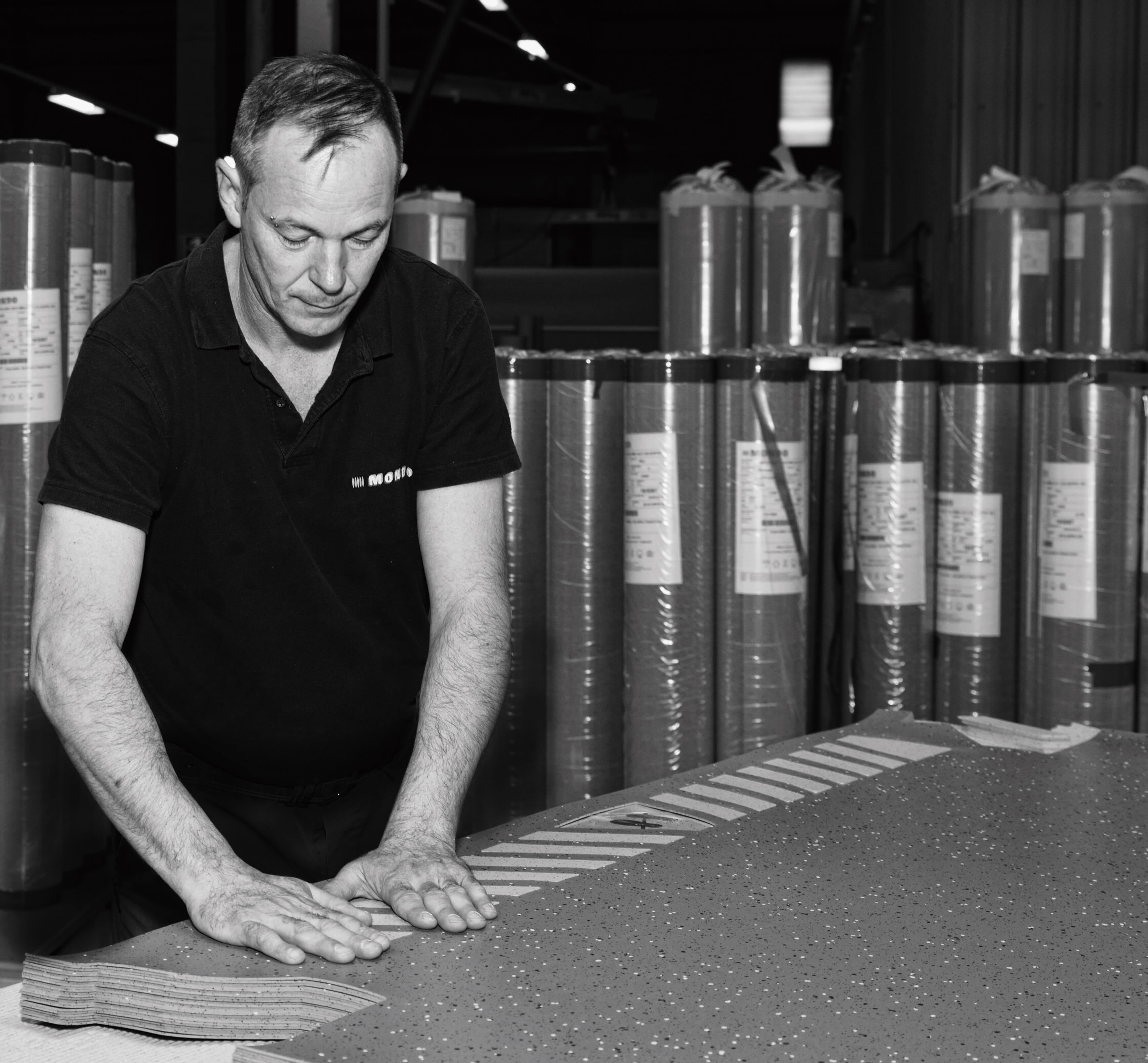 为什么MONDO成为了客户的最终选择？
我们提供优质的产品，我们重视客户的价值
&nbsp;
我们的企业跨越了半个多世纪。多年来，我们一直是家族企业，这种商业模式让我们可以保持对高品质的产品充满热情。
我们的地板经久耐用。我们的每种产品均经过第三方实验室的测试，证明其具有良好的耐用性，以确保其使用寿命。
只有我们拥有共硫化软硬胶技术。数十年前，我们在奥林匹克体育领域开发了这一独家技术，并将其引用入Mondo商用地板领域。
我们的地板维护需求低，可在地板整个生命周期内为您节省成本。Mondo客户可以在10年的时间内节省数十万元的维护成本。
我们将可持续发展作为我们的核心价值之一。我们的团队和关注环境保护的您一样，期望最大可能的保护我们的地球。
没有停止前进的步伐。在不断变化的市场面前，我们愿意倾听客户的心声和需求，帮助我们的客户实现他们的愿景。我们一直在努力寻找新的方式来创新和提升建筑空间。