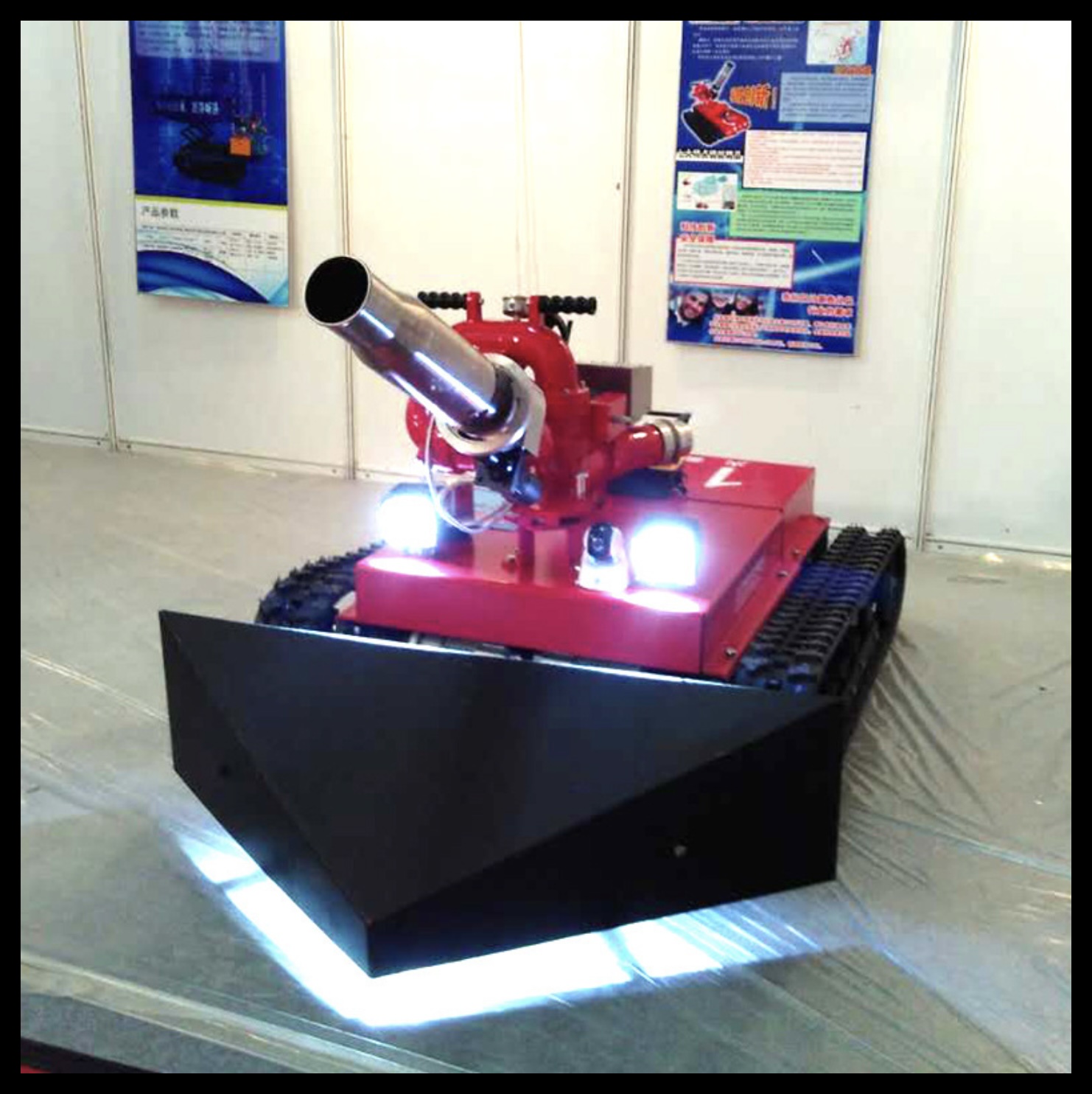 Rubber Tracked Fire Fighting Robot Chassis Remote Control Intelligent Robot Fire Rescue Robot for Fire Extinguishing