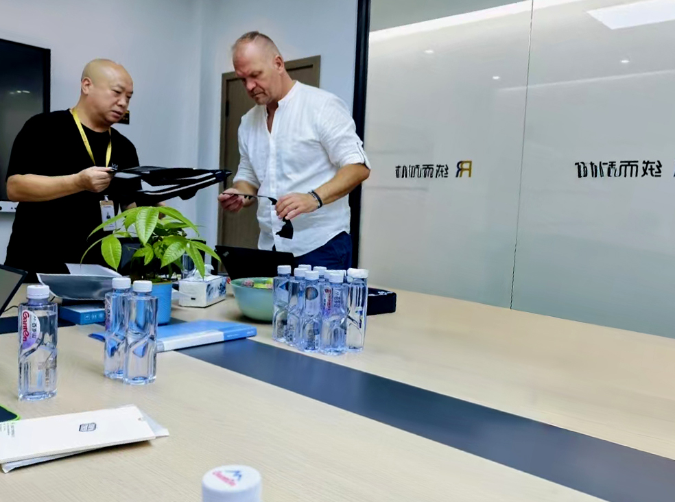 锦翔照明审厂：现场巡视检查生产车间的实际运行状况