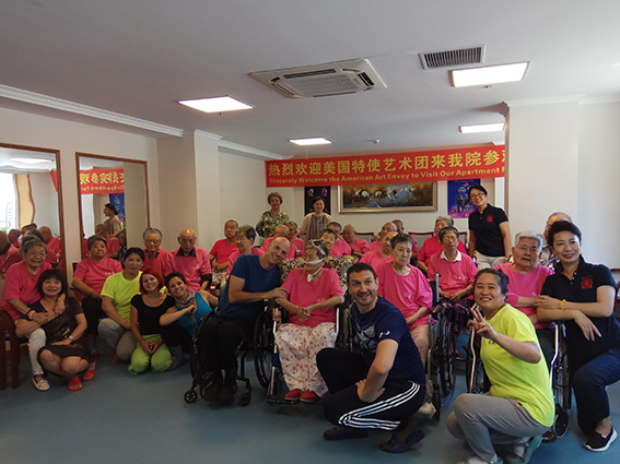 增进中美文化交流 关爱老人身心健康—— 美国艺术特使团到怡康园参观访问