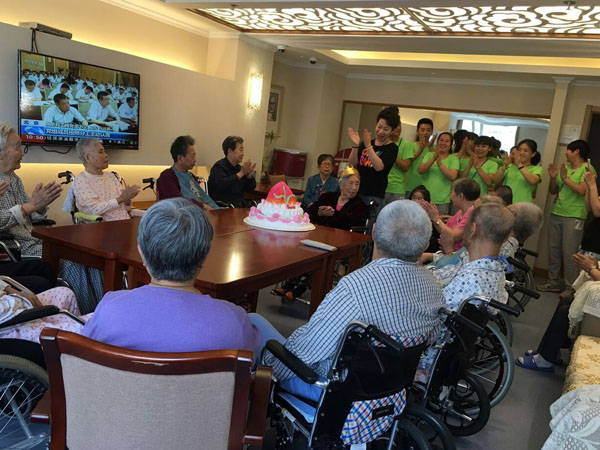 裹甜粽迎端午 系五彩祝安康