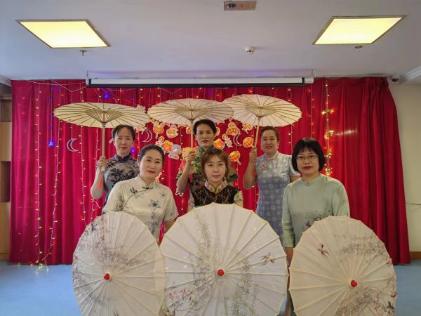 辞别玉兔喜盈门 龙腾新春福满园