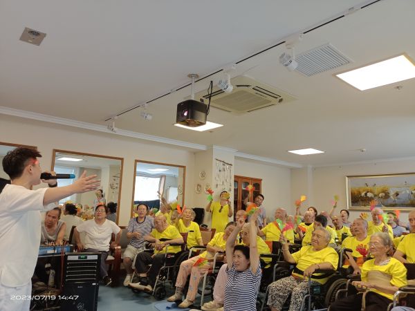 精彩纷呈东北情 欢歌笑语其乐融   ——东北风文化传播有限公司到怡康园慰问演出