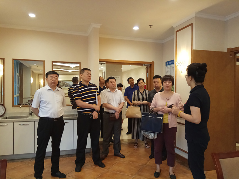 国务院专题督察组到怡康园实地访谈