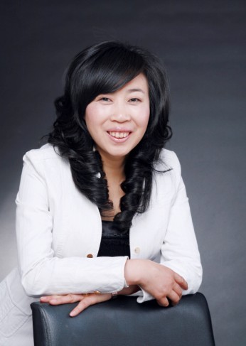 何莉
四川开元创亿生物科技总裁
 
何莉，女，汉族, 1969年04月06日生，四川绵阳人（籍贯），大学本科文化（1997年7月西南财经大学财务管理专业毕业），专业技术职称：高级工程师（证书编号 川高称 0002744），1992年07月参加工作，现任四川开元创亿生物科技有限责任公司 董事长。
1992年07月－1995年05月绵阳粮机厂基建处工作
1995年06月－1998年06月绵阳长兴集团从事工程预决算工作
1998年07月－2002年07月   绵阳审计事务所从事基建工程审计；
2003年8月，辞职下海，创办绵阳富源房地产营销策划公司，任公司总经理；
2008年6月，收购绵阳正信造价咨询公司，任职总经理，推动该企业成功升为甲级资质企业；
2012年12月，收购绵阳开元塑料厂；2015年，开始对开元塑料厂进行企业改造升级，更名为四川开元创亿生物科技公司，任职企业总裁，与德国巴斯夫公司合作研发纯生物降解制品，新产品于2016年实现量产并开始上市销售。
2016年—至今，何莉董事长带领公司全员执行国家关于塑料污染的治理，公司生产的生物降解产品面向全国，为实现青山绿色，做贡献！！！
2018年—至今，何莉董事长成立了四川环聚生物科技有限公司。环聚公司依托自有核心生物降解技术，致力于生物降解技术的研发及产品销售业务。公司成立以来，已经取得多项专利技术成果，与多家塑料生产企业达成了战略合作协议，并在川内建立了拥有70余家经销代理商的销售渠道。
 
专业特长：工民建项目预算编制；决算审计；工程招标代理；房地产项目可行性研究；房地产项目销售营销策划；房地产项目销售代理；企业管理。
执业资质：
全国注册造价工程师          证书编号 建[造]01510000403
四川省建设工程评标专家      证书编号 PB51070020041079 
四川省招标投标从业人员          证书编号 CY51070020051648
高级工程师                     证书编号 川高称0002744
四川省政府采购评审专家          证书编号SC0703649
房地产经纪人                   证书编号 85120040715
高级采购师                     证书编号CG121240116102
 
社会聘任
北京大学房地产校友会黄埔同学会 常务理事
四川省绵阳市房地产协会委员
四川省绵阳市工程造价协会成员
四川省建设工程评标专家
四川省政府采购评审专家
 
所获荣誉：
2017年11月，何莉总裁参加“2017中国地产总裁高峰论坛暨北大黄埔同学会十周年庆典”，个人荣获“华创奖·2017年度中国房地产环保创新企业家奖”、开元创亿公司荣获“华创奖·2017年度中国房地产最具创新力企业奖”两项殊荣；
 

华创奖·2017年度中国房地产环保创新企业家奖

华创奖·2017年度中国房地产最具创新力企业奖
2017年，中小企业合作发展促进中心、全国合作经济发展工作委员会及全国绿色经济发展联盟向开元创亿公司授予“全国绿色经济示范企业”奖牌；

全国绿色经济示范企业
 
2017年9月，游仙区政府主办“游仙区工业强区推进大会”，开元创亿荣获“游仙十大创新型企业”。

游仙十大创新型企业
2018年1月，绵阳市发改革委会召开了2017年度全市价格监测和信息服务优秀（先进)单位和个人表彰大会，开元创亿荣获“先进单位”奖牌。

先进单位
2018年2月，绵阳市游仙区委、游仙区人民政府向开元创亿公司授予《“两新”产业和工业经济工作先进单位》、《质量和安全工作先进单位》二等奖荣誉。

2017年度质量和安全二等奖

质量和安全工作先进单位二等奖
 
 
 