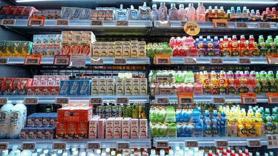 摄图网_700265239_超市饮料货架摆满各类饮品商品(非企业商用)