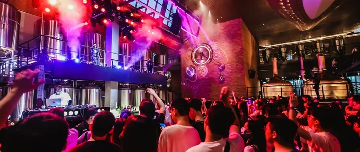 精酿啤酒是年轻人的新宠还是酒桌文化的替代品？1300亿市场引热议