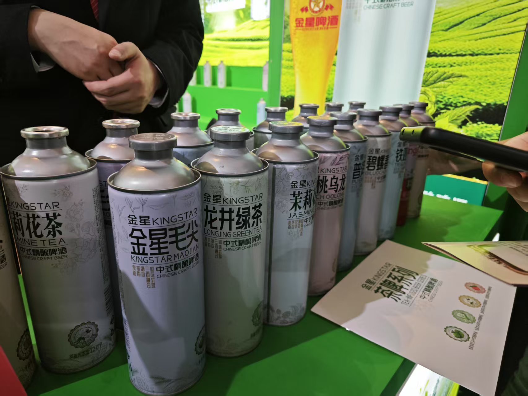 靠中式精酿9个月狂卖11亿，河南父子创办的啤酒厂赴港IPO，去年分红超3亿