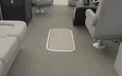 
核心优势
1. 省空间齐平设计
采用甲板齐平嵌入式设计，闭合时与地面无缝融合，保持舱内整洁美观；开启后可便捷取用甲板下方储物空间，兼顾实用性与美观度。
&nbsp;
2. 高端耐用材质
门板：选用船用级高强度聚合板材，抗冲击、承重性优异，在潮湿、高盐雾环境下长期使用不易变形，耐用性出众。
框架：采用耐腐蚀阳极氧化铝打造，有效抵御海水与湿气侵蚀，兼顾结构稳定性与使用寿命，适配海洋复杂环境。
&nbsp;
3. 防水防尘性能
配备专业密封系统，可有效阻隔水分、雨水及潮湿空气，确保储物空间干燥洁净。产品经多类海洋环境严苛测试，密封可靠性有保障。
&nbsp;
4. 广泛适配 安装便捷
适配多种船舶及房车地板结构，尺寸精准，无需复杂工具及大规模改造即可完成安装，配套清晰安装说明，降低施工难度。
&nbsp;
5. 人性化安全操作
美学融合：门板材质及颜色可匹配周边地板，闭合后整体风格统一，提升舱内视觉质感。
安全顺滑开合：配置安全锁及伸缩支撑系统，借助气弹簧实现顺滑开启，最大开启角度可达95&deg;；支撑装置可稳固定位舱盖，旋转锁扣仅需半圈以内即可锁紧，有效防止意外掉落或突然闭合，兼顾安全性与操作便捷性。
&nbsp;
6. 符合行业标准
严格遵循行业高标准及相关船舶设备认证规范生产，确保产品质量稳定、性能可靠，使用安全有保障。


金属框的部分尺寸 &nbsp; &nbsp; &nbsp; &nbsp; &nbsp; &nbsp; &nbsp; &nbsp; &nbsp; &nbsp; &nbsp; &nbsp; &nbsp; &nbsp; &nbsp;&nbsp; &nbsp; &nbsp; &nbsp; &nbsp; &nbsp; &nbsp; &nbsp; &nbsp; &nbsp; &nbsp; &nbsp; &nbsp; &nbsp; &nbsp; &nbsp; &nbsp;单位：mm



P/N#
A
B
C
D


CT091811
470.0&nbsp;
292.2&nbsp;
385.7
208.0&nbsp;


CT091409
352.5
228.7
268.2&nbsp;
144.4


CT091914
473.0&nbsp;
368.1&nbsp;
388.8&nbsp;
283.9&nbsp;


CT093719
944.5&nbsp;
487.3&nbsp;
860.3
403.1&nbsp;


CT092217
569.2&nbsp;
442.2&nbsp;
485.0&nbsp;
358.0&nbsp;


CT092513
645.6&nbsp;
340.8&nbsp;
561.4&nbsp;
256.6&nbsp;



&nbsp;