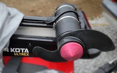 Performance MK系列
大多数 Minn Kota品牌船用推进器(推力80-101-112/35-70磅)螺旋桨螺母的直接替代品。无需额外修改，可直接适配对应Minn Kota马达，实现便捷更换。
注意：对于Maxxum和Terrova型号，需要配备防杂草楔形2号或3号螺旋桨。
&nbsp; &nbsp;&nbsp; &nbsp; &nbsp; &nbsp; 
&nbsp; &nbsp; &nbsp; &nbsp; &nbsp; &nbsp; &nbsp; &nbsp; &nbsp; &nbsp; &nbsp; &nbsp; &nbsp; &nbsp; &nbsp; &nbsp; &nbsp; &nbsp; &nbsp; &nbsp; &nbsp; &nbsp; &nbsp; &nbsp; &nbsp; &nbsp; &nbsp; &nbsp; &nbsp; &nbsp; &nbsp; for&nbsp;&nbsp;Minn Kota 80+&nbsp; (3inch) &nbsp; &nbsp; &nbsp; &nbsp; &nbsp; &nbsp; &nbsp; &nbsp; &nbsp; &nbsp; &nbsp; &nbsp; &nbsp; &nbsp; &nbsp; &nbsp; for Minn Kota 75+ (2.75inch)
单位：英寸



应用品牌
A
B
C
D
E
F
G
材质
颜色


Minn&nbsp;Kota&nbsp;80+

1.43&nbsp;


3.00&nbsp;


0.58&nbsp;


1.83&nbsp;


0.125 (x5)


3/8-24


O-Ring


AL6061-T6


红黑白银蓝




Minn&nbsp;Kota&nbsp;75+


1.43&nbsp;


2.75&nbsp;


0.47&nbsp;


1.30&nbsp;


0.125 (x6)


5/16-24


O-Ring


AL6061-T6


红黑白银蓝




&nbsp;