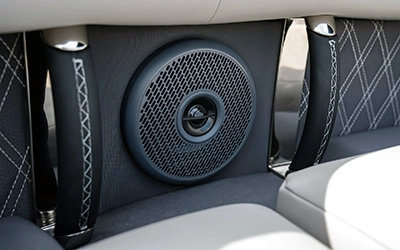 皮革扶手

海洋级耐用性：采用防盐雾皮革和316不锈钢制造，可承受恶劣的海洋环境。
符合人体工程学且防滑的握持感：贴合手掌的曲线和皮革纹理确保握持稳固舒适。
安装快捷简便：标准的1/4-20螺丝便于在游艇面板上安装。

&nbsp;
 &nbsp; &nbsp; &nbsp; &nbsp; &nbsp; 
&nbsp;




特征


描述




P/N防水皮革材料


高品质的防水PU皮革握把易于清洁和保养。




优质防腐蚀五金件


所有金属部件均采用316不锈钢，以实现最大的防锈能力。




手工钻石刺绣


菱形缝线既增加了结构强度，又增添了精致的美感。




增强水上安全


提供稳定的支撑以防止倾倒，提高船上的安全性。




多功能室内应用


适用于游艇内部的多个位置，如门、过道和座椅。




&nbsp;