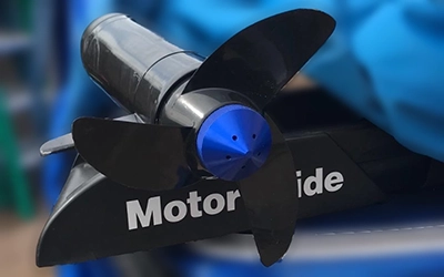 &nbsp; Performance MG系列
专为MotorGuide品牌拖船马达设计的螺旋桨螺母，作为直接替换件，可解决原装螺母损坏、老化等问题，在耐用性、适配精度等性能维度有一定优化，保障螺旋桨正常运转。
&nbsp;
 &nbsp; &nbsp; &nbsp; &nbsp; &nbsp; &nbsp; &nbsp; &nbsp;&nbsp; &nbsp;
&nbsp; &nbsp; &nbsp; &nbsp; &nbsp; &nbsp; &nbsp; &nbsp; &nbsp; &nbsp; &nbsp; &nbsp; &nbsp; &nbsp; &nbsp; &nbsp; &nbsp; &nbsp; &nbsp; &nbsp; &nbsp; &nbsp; &nbsp; &nbsp; &nbsp; &nbsp; &nbsp; &nbsp; &nbsp;&nbsp; &nbsp; &nbsp; &nbsp; &nbsp; &nbsp; &nbsp; &nbsp; &nbsp; &nbsp; &nbsp; &nbsp; &nbsp; &nbsp; &nbsp; for MoterGuide (2.25inch)
单位：英寸



应用品牌
A
B
C
D
E
F
G
材质
颜色



MotorGuide


1.67&nbsp;


2.25&nbsp;


0.42&nbsp;


1.67&nbsp;


0.125 (x5)


3/8-24


O-Ring


AL6061-T6


红黑白银蓝




&nbsp;