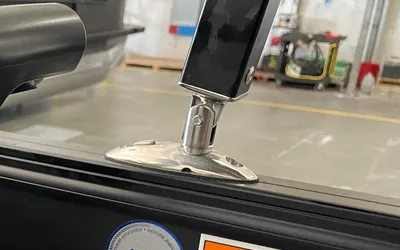 316 不锈钢船用级 Bimini 顶甲板铰链支座


船用遮阳挡雨顶篷与甲板连接配件


可开合、固定、调角度


316 不锈钢，抗海水防氧化


适配海洋环境，经久耐用


稳固顶篷，需匹配 Bimini 规格


&nbsp;
&nbsp;
&nbsp;
&nbsp; &nbsp;&nbsp;
&nbsp;&nbsp; &nbsp; &nbsp; &nbsp; &nbsp; TRC92136铰链支座组件
&nbsp;
&nbsp;
单位：毫米




P/N#


A


B


C


D


E


F


G


H


紧固件


材质




TRC92136


90.0&nbsp;


63.0&nbsp;


36.0&nbsp;


13.0&nbsp;


6.5&nbsp;


12.5&nbsp;


21.0&nbsp;


30.0&nbsp;


3/16-24（x2）


316&nbsp;SS




&nbsp;