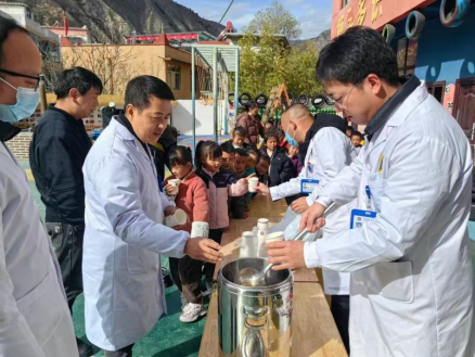 中西医结合鼻-肺气道疾病分会开展“中药茶饮护健康，抗击流感守花朵”校园公益行活动