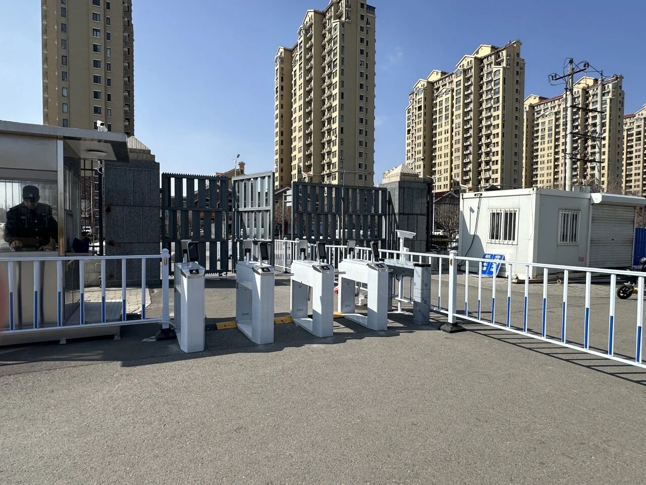 校园西门通行须知  请各位同学查收～