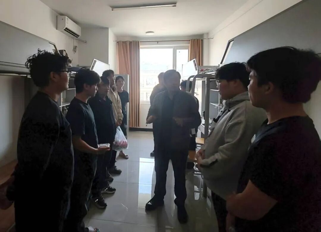 温情暖校园 携手度佳节 | 我校领导中秋带队慰问留校学生