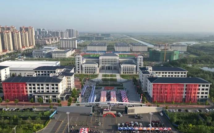 翼展蓝天新启程，乘风追梦正当时！欢迎2025级新同学！