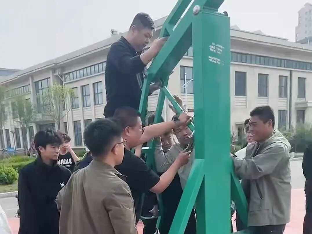 我校团学干部积极应对大风天气 ，全力保障校园安全