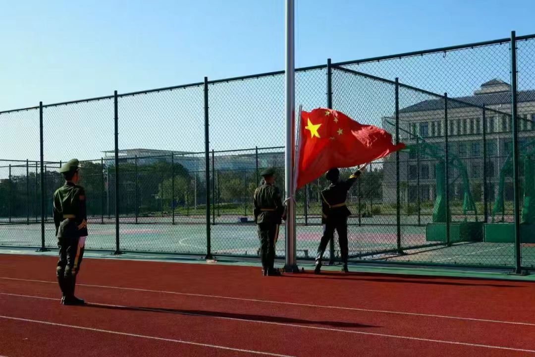 直面挫折敢前行 身怀技能赴山海 —— 航空管理学院举行主题升旗仪式