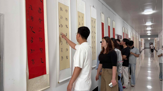 翰墨润初心 书香筑航空——航空管理学院25级团学骨干参观图书馆书画长廊