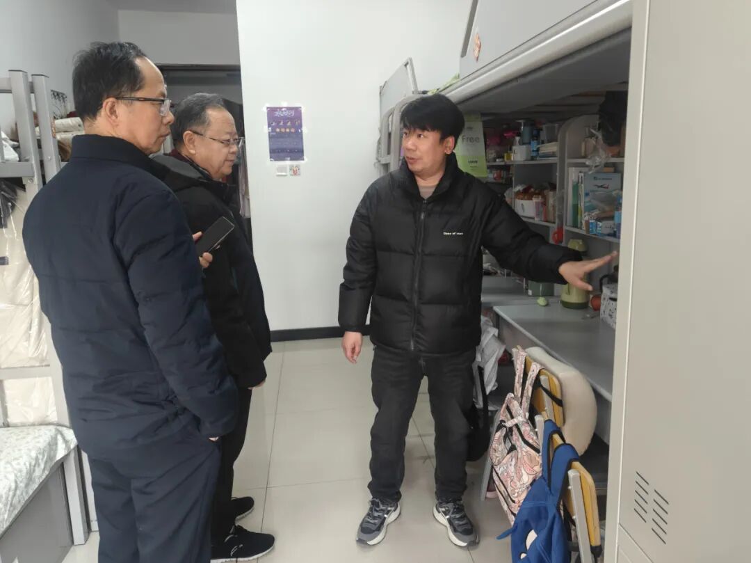 校领导赵振岗、翟福顺带队开展学生宿舍安全专项检查