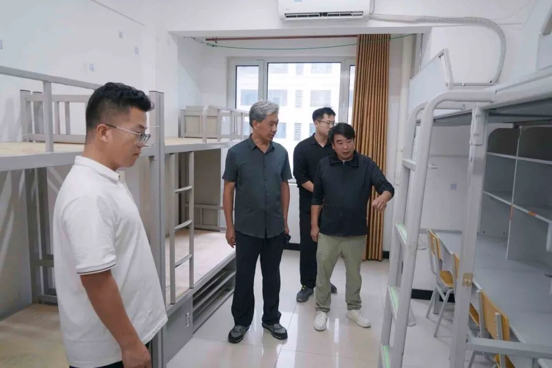 我校领导带队开展新学期开学前校园安全大排查