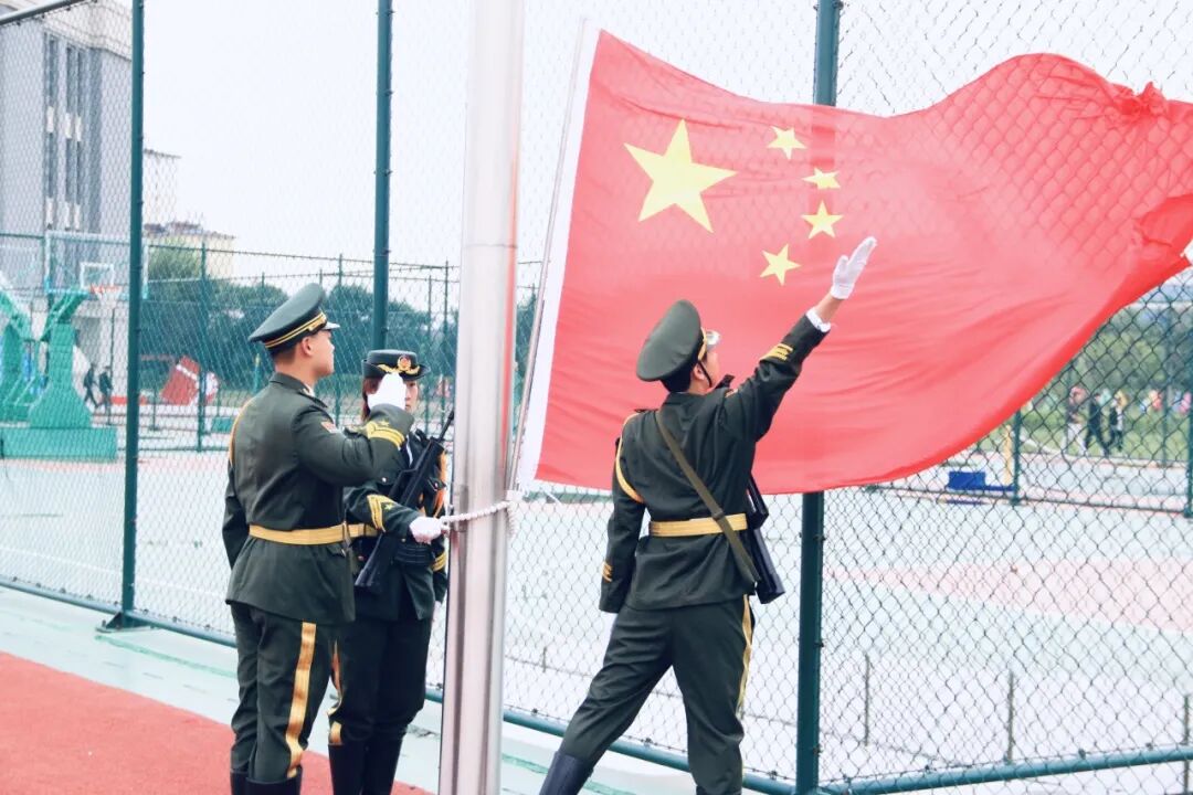 院部动态 | 以匠心致青春 以笃行赴未来 —— 化工食药学院举行升国旗仪式