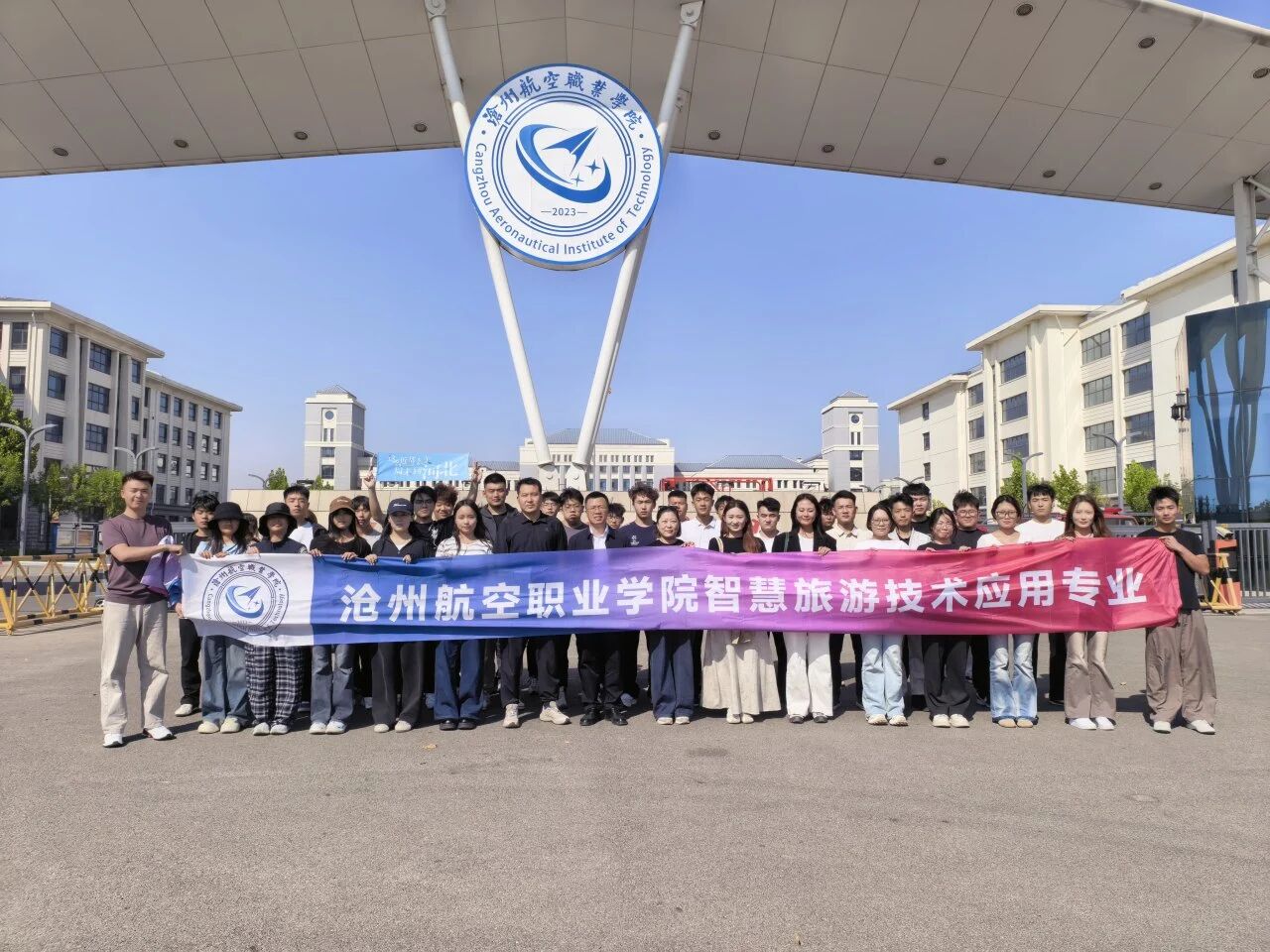 院部动态 | 低空经济学院组织学生赴天津、邯郸方特开展工学交替实践学习