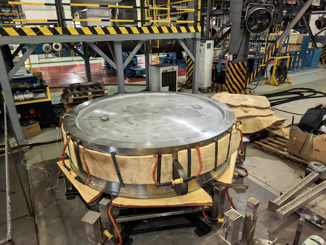 Diameter 2470 mm, height 620 mm, top depression depth 45 cm.