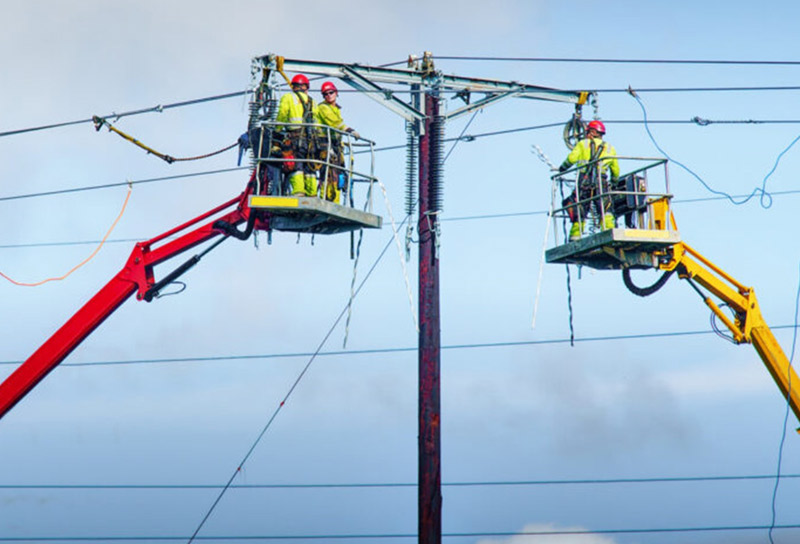 Maintenance work for Liaoyang Bahui 220kV power transmission live line project