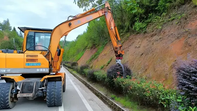 Excavator-Mounted Round Hedge Trimmer Delivers 5x Faster Road Maintenance