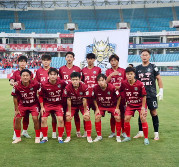 10号崔文杰主罚任意球造乌龙！济宁港航队1:1战平枣庄