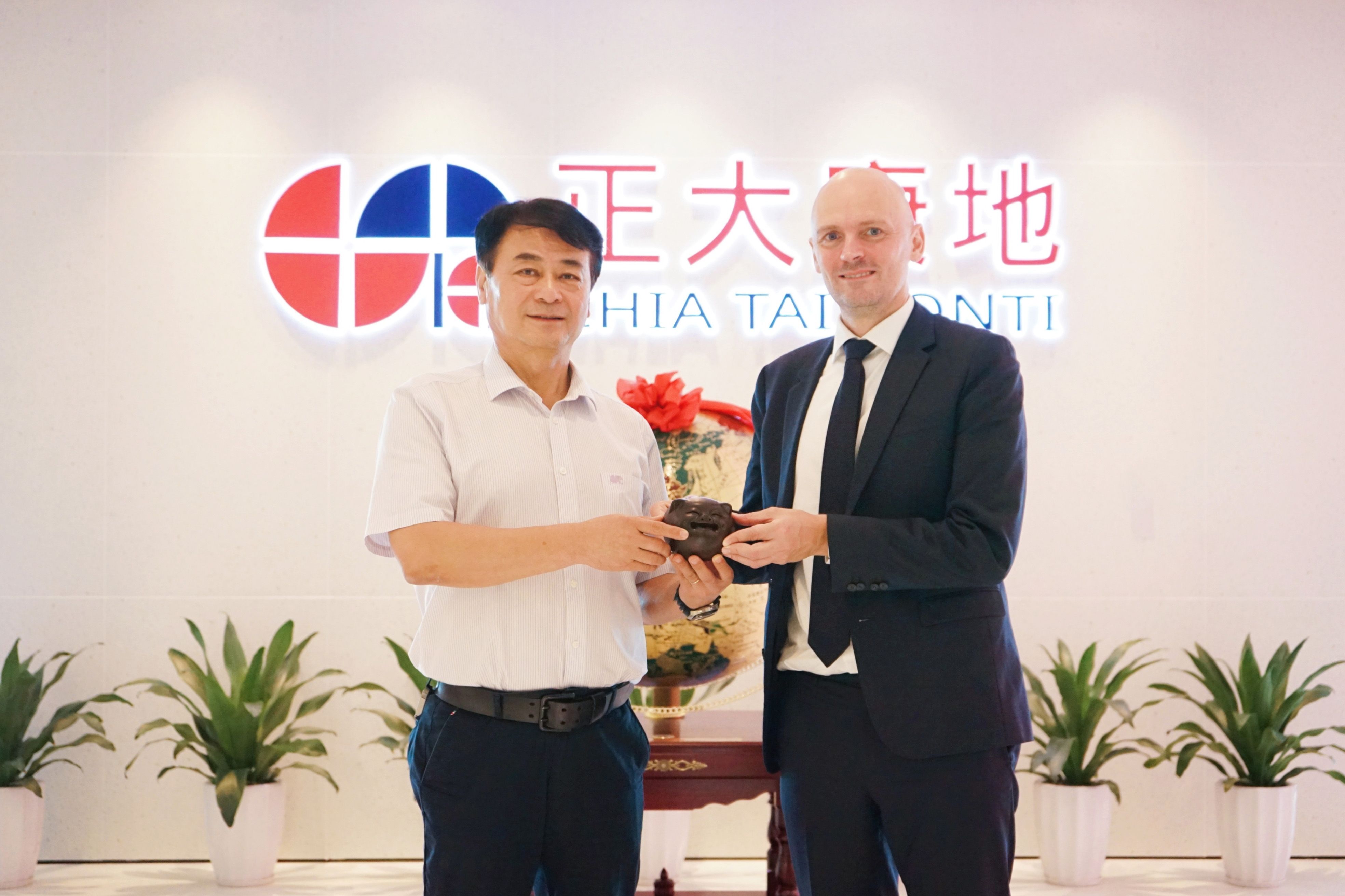 丹麦王国驻广州总领事馆总领事Mr.Soren Bindesboll一行莅临正大康地集团指导交流.