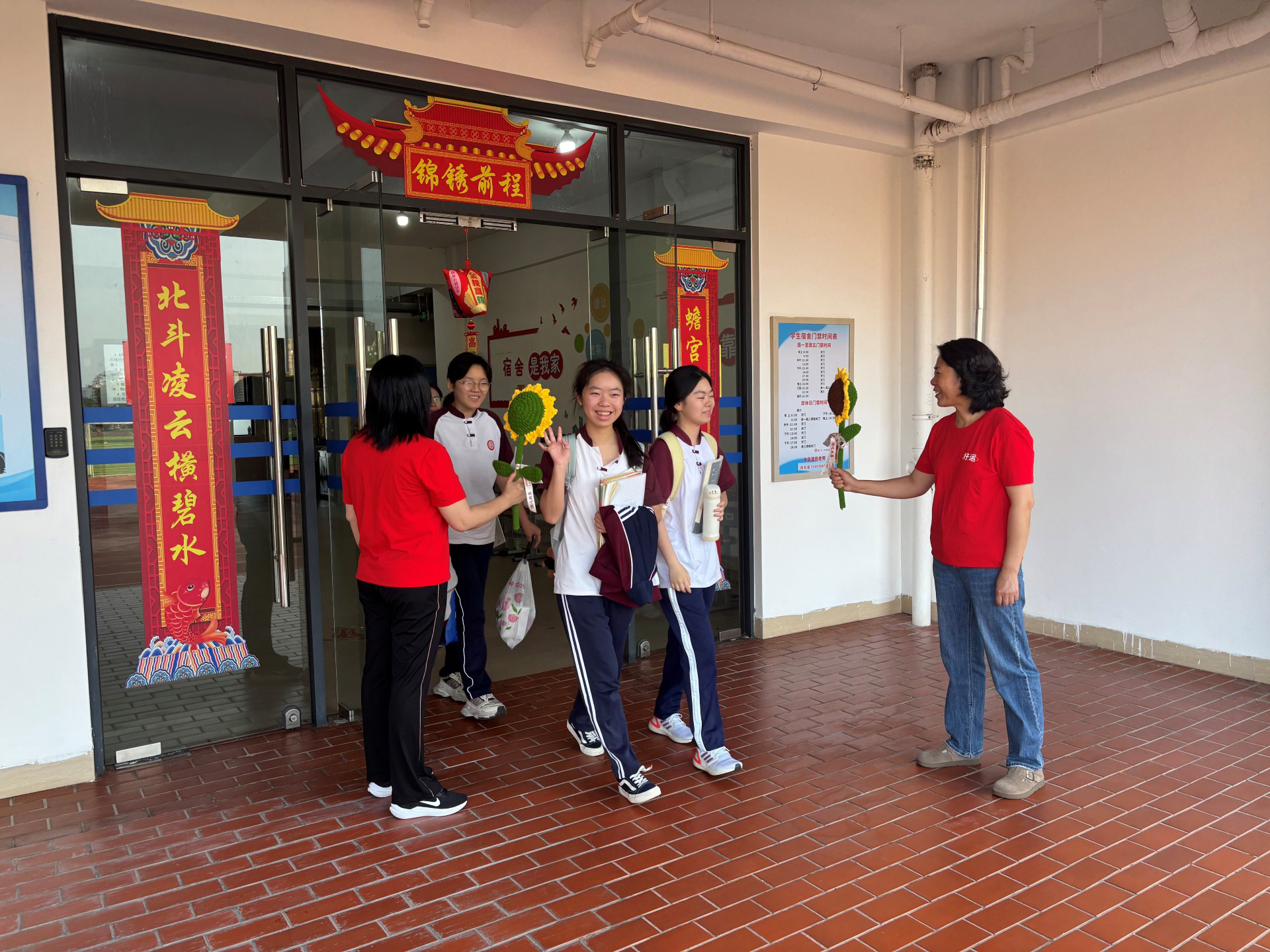 以匠心护梦，以温情送考 | 物业人的高考护航志