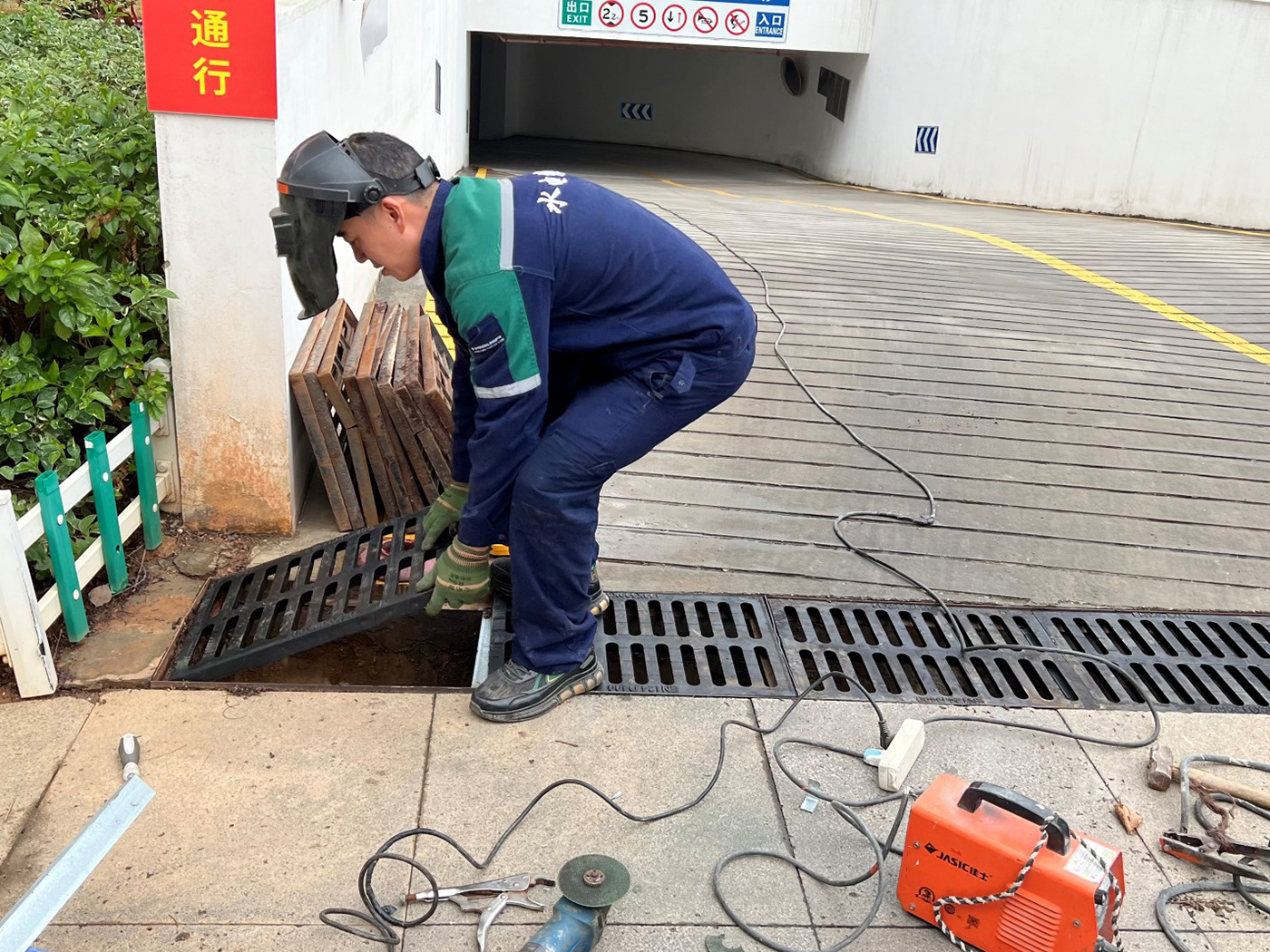 地下车库雨篦子换新