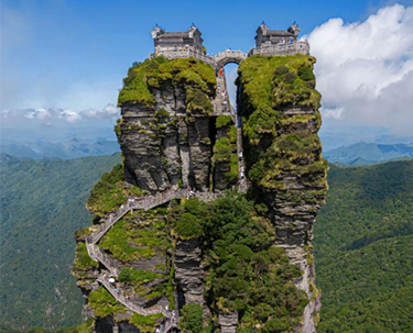 GINTEC Conquers Fanjing Mountain in a Team Building Event