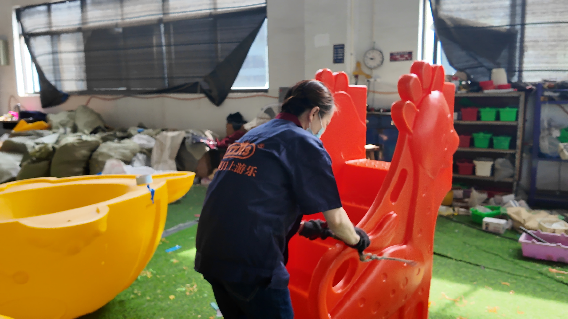 户外组合滑梯常见材质说明：LLDPE、钢结构、不锈钢部件和平台结构